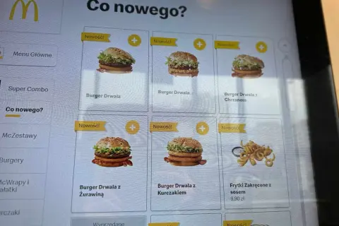 Ekran menu McDonald's z kilkoma burgerami Drwala i frytkami zakręconymi.