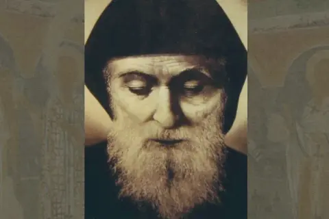 Portret św. Charbela, w ciszy i skupieniu, symbolizujący modlitwę do św. Charbela o uzdrowienie.