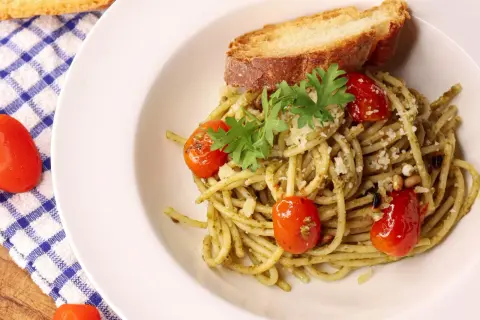 Kaloryczność makaronu z pesto: Od 500 do 750 kcal? Sprawdź!