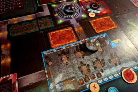 Das **Among Us Brettspiel** zeigt eine detaillierte Spieloberfläche mit verschiedenen Räumen, Spielsteinen und Karten.