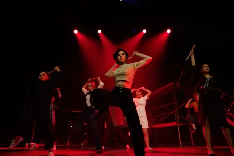 Tancerki z pałeczkami na scenie, w rytm muzyki z musicalu "1989".