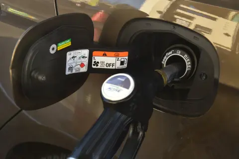 Pistolet do tankowania diesla wlewa paliwo do baku samochodu. Na klapce widać instrukcje i oznaczenie "Easy Fuel".