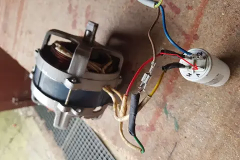 Silnik elektryczny z podłączonym kondensatorem rozruchowym. Pokazano, jak podłączyć kondensator rozruchowy do silnika.