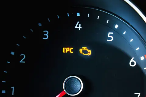 Na desce rozdzielczej świeci się kontrolka EPC. Co to oznacza? Awaria silnika lub układu sterowania.