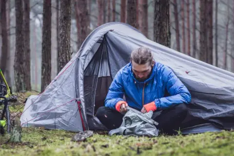 Gdzie można spać pod namiotem? Sprawdź bezpieczne miejsca w Polsce