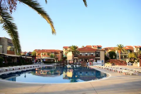 Basen i leżaki w Gypsophila Holiday Village. Wiele pozytywnych opinii o tym miejscu.