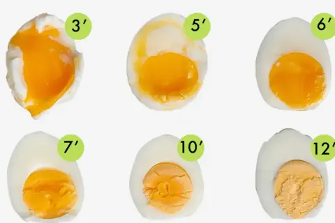 Huevos cocidos con diferentes tiempos de cocción: 3', 5', 6', 7', 10' y 12'. Muestra la progresión de la yema líquida a firme.