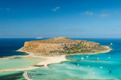 Balos na Krecie w październiku. Turkusowa laguna, piaszczysta plaża i skalista wyspa Gramvousa.