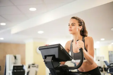 Cardio na bieżni: 70% HRmax i spalaj tłuszcz jak pro!