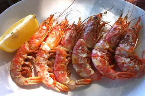 Gambas a la plancha con limón, perfectas para comer en Oriñón.