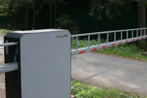 Jak otworzyć szlaban na osiedlu? Poznaj metody i rozwiązania!