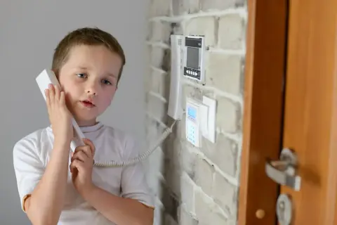 Od jakiego wieku dziecko może zostać samo w domu? Oto ważne informacje