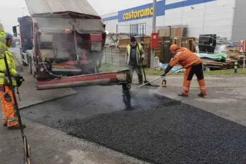 Ile kosztuje m2 asfaltu? Poznaj ukryte koszty i ceny w Polsce