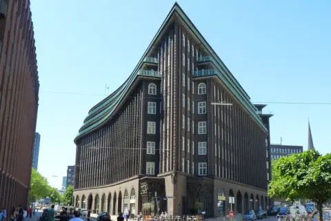 Chilehaus Hamburg: expressionistische Backsteinarchitektur mit markanter Spitze und geschwungenem Dach.
