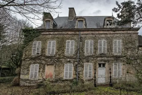 Maison abandonnée envahie par la végétation, un classique de l'urbex 71. Les volets clos et les lierres grimpants racontent une histoire oubliée.