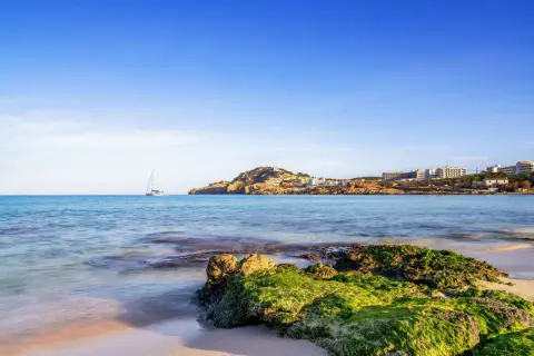 Traumhafte Bucht mit Segelboot und felsiger Küste. Tolle Mallorca Tipps für Ihren Urlaub.