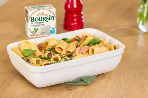 Pâtes crémeuses avec Boursin, champignons et épinards dans un plat blanc.