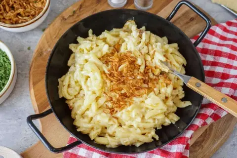 Herzhafte Käsespätzle mit knusprigen Röstzwiebeln – eine tolle Idee für ein schnelles Mittagessen.
