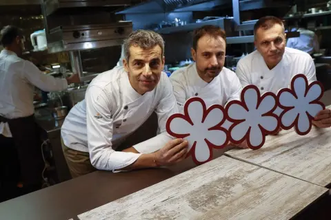 Chefs celebran con tres flores Michelin, símbolo de restaurantes con mas estrellas michelin.