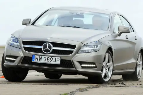 Elegancki Mercedes-Benz CLS w218 z polskimi tablicami rejestracyjnymi WW 3893P pokonuje zakręt na torze.