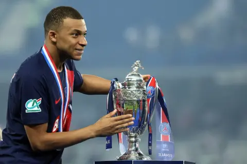 Ile naprawdę zarabia Mbappé w tydzień? Szokujące liczby i źródła dochodów