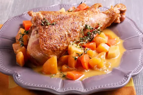 Saftige Putenkeule im Backofen mit Kartoffeln und Karotten, serviert in einer cremigen Sauce. Ein köstliches Gericht, das ohne Anbraten zubereitet wurde.
