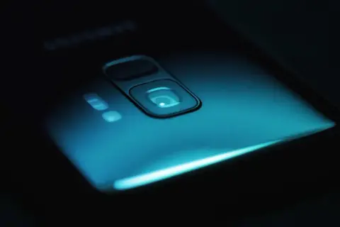 Błyszczący tył telefonu Samsung z aparatem i lampą błyskową, idealny do sprawdzenia roku produkcji telefonu Samsung.