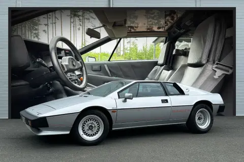 Silver James Bond Lotus Esprit Turbo, ikonisk sportbil med läderklädsel och ratt.