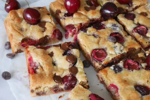 Saftiga körsbärs- och chokladbitar, perfekta att baka något gott och enkelt.