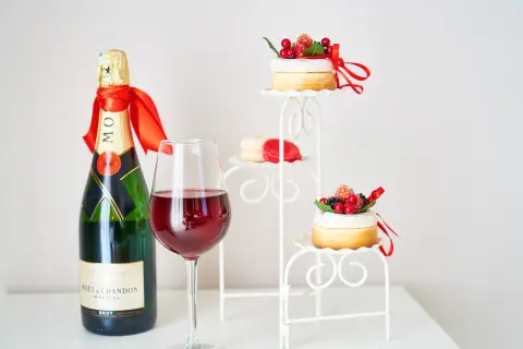 Festeggiamo 11 anni di matrimonio con champagne, vino rosso e dolcetti decorati con frutti di bosco.