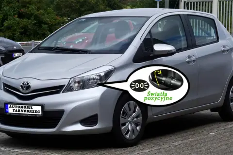 Srebrny Toyota Yaris z włączonymi światłami pozycyjnymi. Pokazano przełącznik świateł.