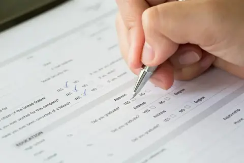 Ręka wypełnia formularz, zaznaczając odpowiedzi. Czy to formularz PCC3A?