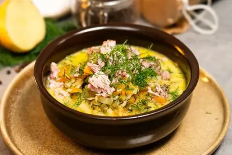 Zupa ogórkowa: superfood czy pułapka? Poznaj jej sekrety.