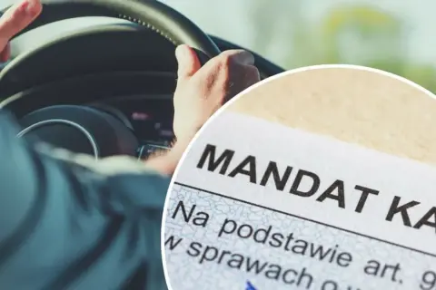 Kierowca trzyma kierownicę, a obok dokument z napisem "Mandat". Sytuacja sugeruje odmowa przyjęcia mandatu.