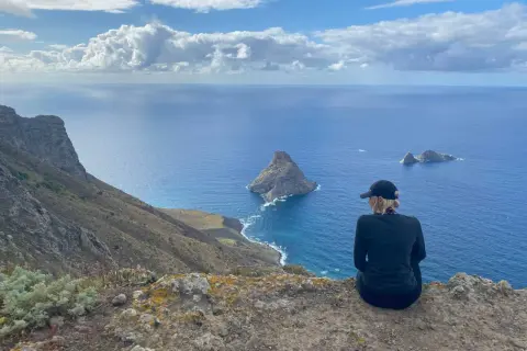 Widok na ocean z klifu na Teneryfie. Piękna pogoda w grudniu, idealna na wędrówkę.