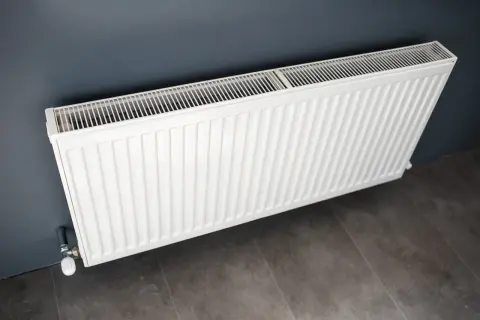 Biały grzejnik stalowy czy aluminiowy? Wybór ogrzewania do domu.