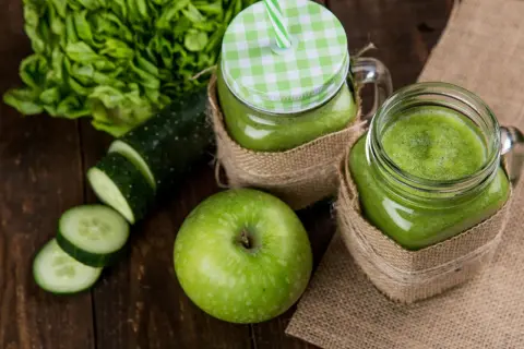 Batidos verdes con pepino y manzana, destacando las propiedades de la manzana para una vida saludable.