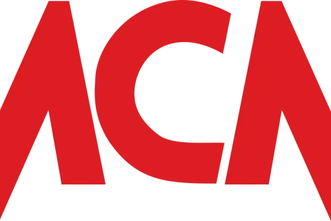 Czerwone litery MCM na czarnym tle. To logo znanej marki MCM, która oferuje luksusowe akcesoria.