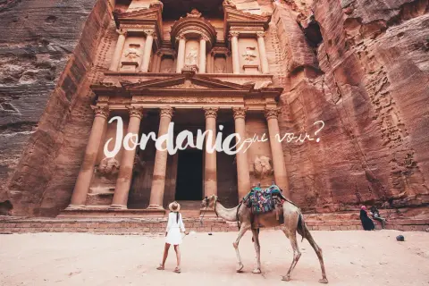 Une femme et un chameau devant le Trésor à Pétra, Jordanie. Un voyage inoubliable dans ce site historique.