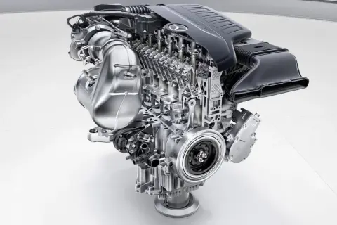 Corte transversal de un motor Mercedes-Benz, mostrando pistones, válvulas y turbocompresor. Podría ser el mejor motor Mercedes Clase E.