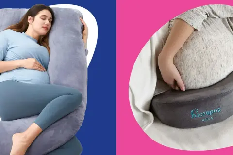 Pregnant woman sleeping comfortably on a U-shaped pillow, showing como usar la almohada de embarazo. Another pregnant woman rests her belly on a smaller support pillow.