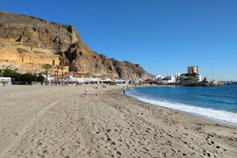 Arena dorada, mar azul y montañas imponentes. ¿Cuál es la mejor playa de Roquetas de Mar? Esta parece una candidata perfecta.