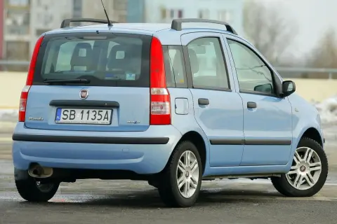 Błękitne małe auto z automatyczną skrzynią biegów, idealne do 10 tys. zł. Fiat Panda Multijet z 2008 roku.