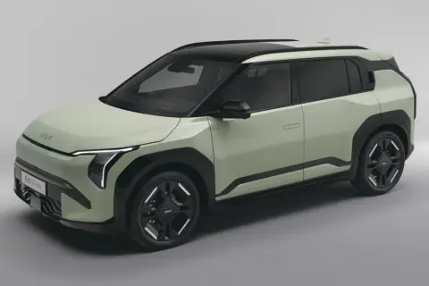 Jasnozielone auto z Korei na 3 litery, Kia EV3 GT-line, z czarnym dachem i felgami, prezentuje nowoczesny design.