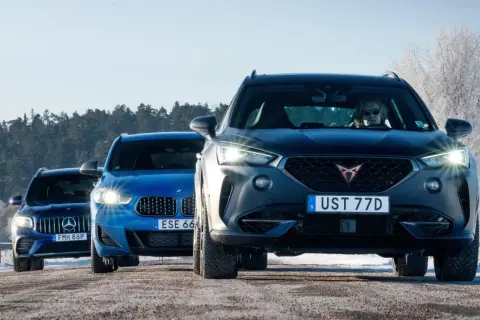Tre SUV:ar, en mörkgrå Cupra, en blå BMW och en mörkblå Mercedes, kör på en snöig väg. AWD betyder att alla hjulen driver, perfekt för vinterväglag.