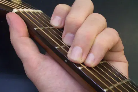 Jak łatwo zagrać chwyt F-dur na gitarze - techniki dla początkujących