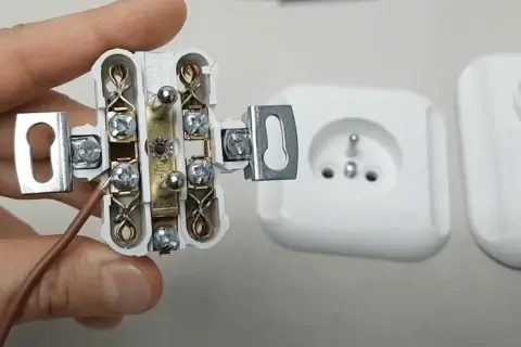 Jak bezpiecznie podłączyć gniazdko elektryczne podwójne i uniknąć błędów