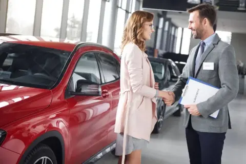 Ile zarabia dealer samochodowy? Odkryj wszystkie czynniki wpływające na wynagrodzenie.