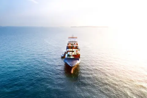 Obliczanie emisji CO2 w transporcie – jak zmniejszyć swój ślad węglowy
