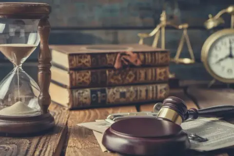 Ile czasu trwa uprawomocnienie wyroku? Kluczowe informacje